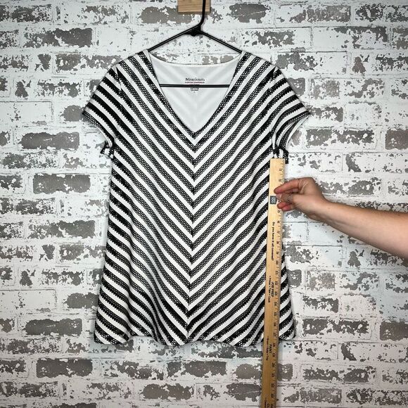 Miracle suit | women black and white knitted short sleeve top - Picture 4 of 8